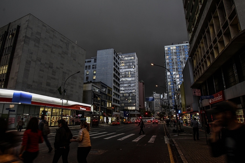 Antes de a chuva começar, nuvens impressionaram os moradores de Curitiba | Daniel Castellano / Agência de Notícias Gazeta do Povo