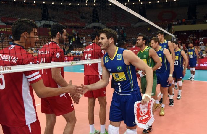 Bruninho puxa a fila no cumprimento aos jogadores da Tunísia: Brasil não teve dificuldade em vencer o time africano | Divulgação FIVB