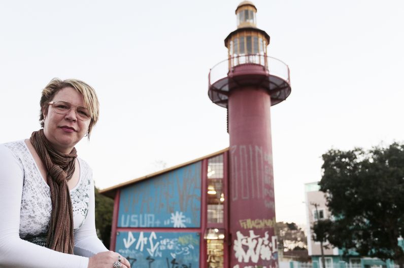 Cynthia, presidente da Amorsq, procurou artistas plásticos para cobrir as pichações com pinturas artísticas no Farol do Saber | César Machado/ Gazeta do Povo