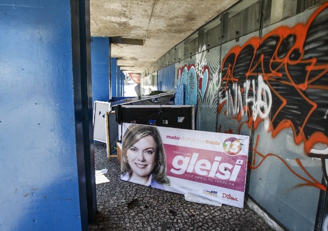 Sem-teto utilizaram cavaletes e banners de candidatos às eleições deste ano para fazer barracos improvisados |