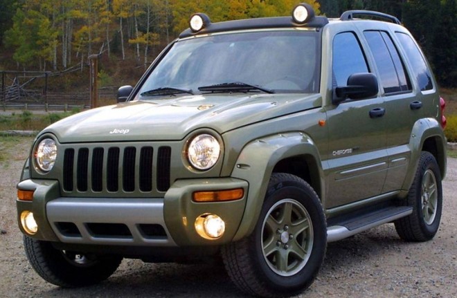 No ano 2000, o carro mudou de nome nos EUA: passou a se chamar Liberty. No Brasil, foi mantida a assinatura Cherokee Sport |