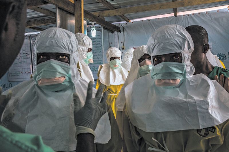 Reduções no orçamento prejudicam resposta de emergência da Organização Mundial de Saúde. Ala de Ebola na Libéria | Daniel Berehulak para The New York Times