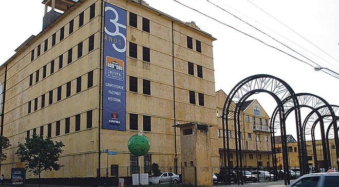 Fundação Cultural de Curitiba: A sede da Fundação Cultural de Curitiba também está instalada em um imóvel antigo que foi adaptado para receber a sede administrativa da fundação, em 2006. Localizado no bairro Rebouças, o imponente prédio de cor amarelada erguido na década de 1930 era sede do Moinho Rebouças, que produzia a farinha de trigo Soberana | 