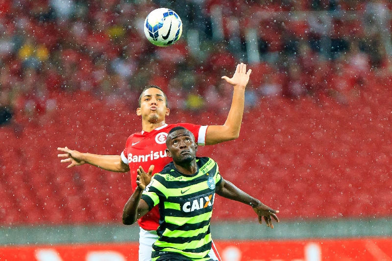Atacante coxa-branca Joel ficou preso na marcação da defesa do Internacional e só teve uma oportunidade clara para marcar o dele | Jeferson Guareze/ Futurapress