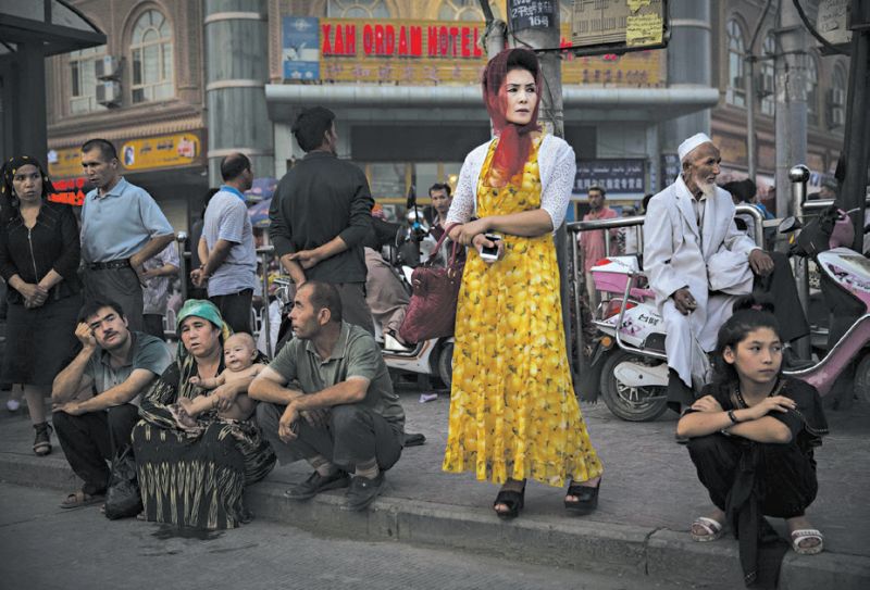 Moradores uigures em Kashgar, Xinjiang, na China, onde os confrontos com a etnia han têm explodido | Kevin Frayer/Getty Images