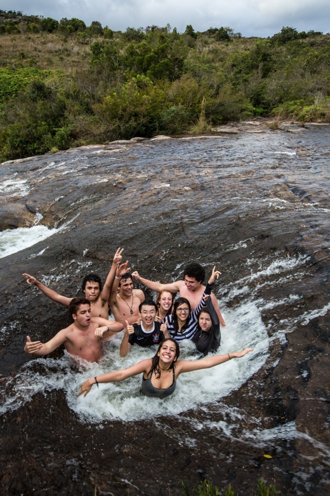 Turistas divertem-se em uma das panelas de rio dentro do parque estadual | 