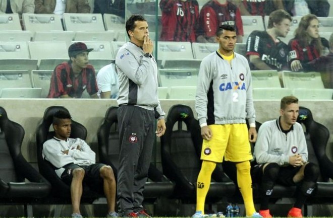 Claudinei Oliveira não ficou nada satisfeito com a terceira derrota seguida do Atlético | Daniel Castellano / Gazeta do Povo