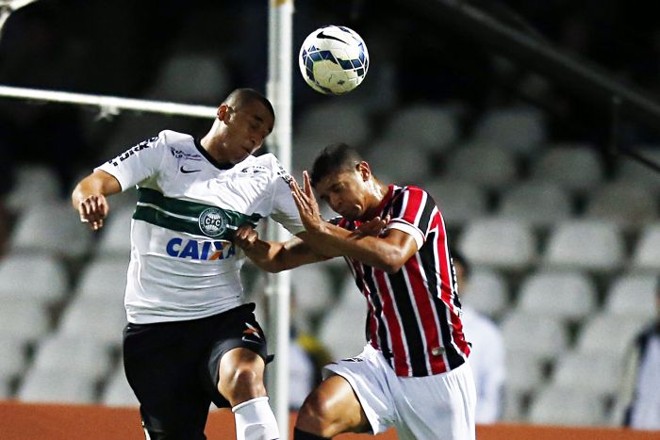 Elder, do Coritiba, disputa a bola com Denilson do São Paulo |