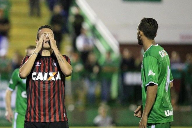 Zagueiro Gustavo lamentou os erros do Atlético diante da Chapecoense | Márcio Cunha / Folhapress