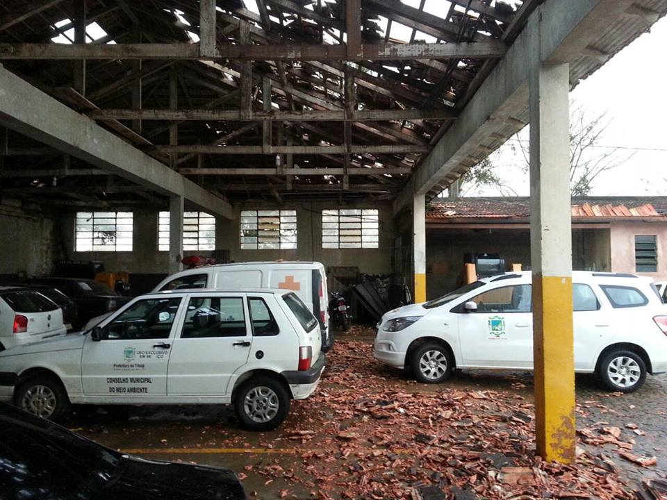 Garagem da Prefeitura de Tibagi teve o teto perfurado pela queda de granizo | Divulgação