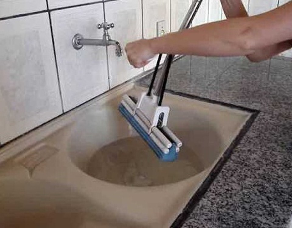 Rodo absorvente: Segundo a Vimake, revendedora do interior paulista, o Max Rodo Absorvente da marca fabricado em 2013 tem partes cortantes -- como a ponta do cabo e o encaixe na base do rodo. A empresa abriu três pontos para consumidores levarem os rodos para reparos, sendo dois locais em São Paulo e um em Pilarzinho, no Paraná. Mais informações no site www.vimake.com.br. Consultada pela Gazeta do Povo, a empresa não informou quantos itens têm o defeito e quantos faltam ser recolhidos. | Reprodução