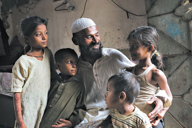 Abdul Shakoor, de 34 anos, com sua família em Karachi, passou dois anos preso depois de detido pela Marinha indiana enquanto pescava. Ele já deixou a atividade | Majid Hussain