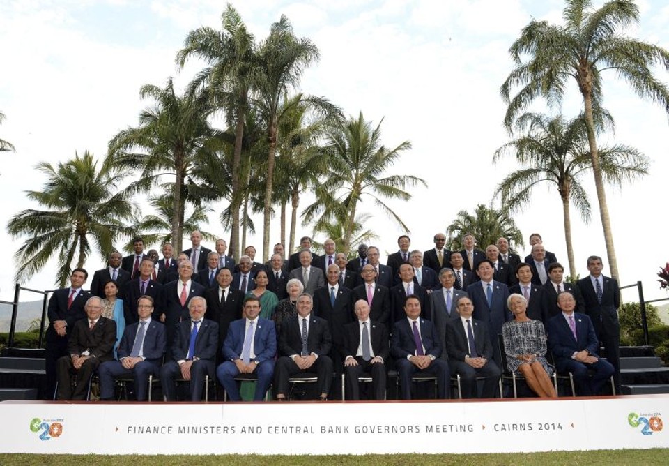 Representantes posam para foto em grupo durante reunião de líderes financeiros do G20 na cidade australiana de Carins | EFE/EPA/DAVE HUNT