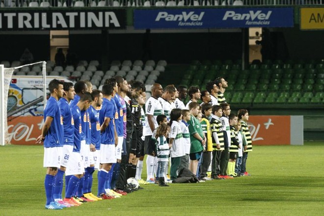 Times de Coxa e Cruzeiro enfileirados antes do início do duelo | 