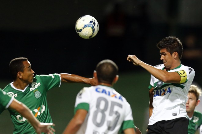 Leandro Almeida tira bola pelo alto | 