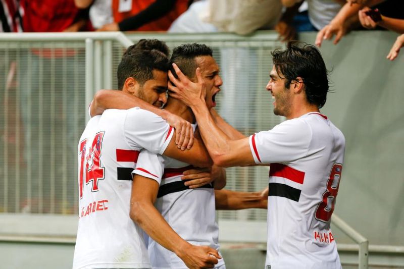 O volante Souza marcou dois gols no triunfo são-paulino | Pedro Ladeira / Folhapress