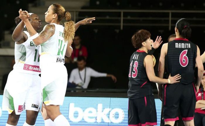 Jaqueline e Érika comemoram a vitória sobre o Japão que garantiu a classificação do Brasil no Mundial de basquete | Divulgação Fiba