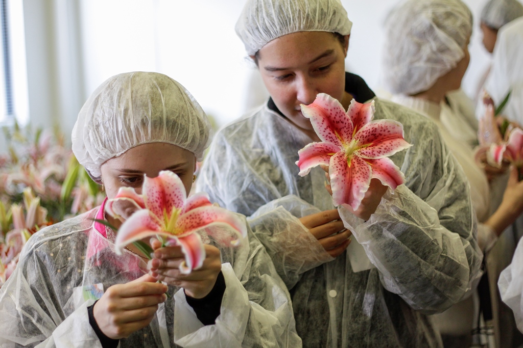 Alunos da Fundação Dorina Nowill tiveram uma experiência sensorial na fábrica do Grupo Boticário | Daniel Castellano / Gazeta do Povo