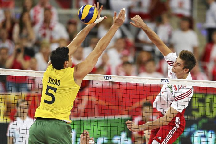 Sidão tenta o bloqueio contra a Polônia: Brasil perdeu por 3 sets a 2 | Reuters