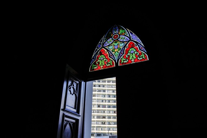 Vitral do pórtico lateral tendo do lado de fora a arquitetura de Elgson Ribeiro | 