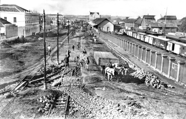 Vista da então Rua Sete de Setembro, na região da Estação da Estrada de Ferro, em agosto de 1912: caminho de lama | Acervo Cid Destefani