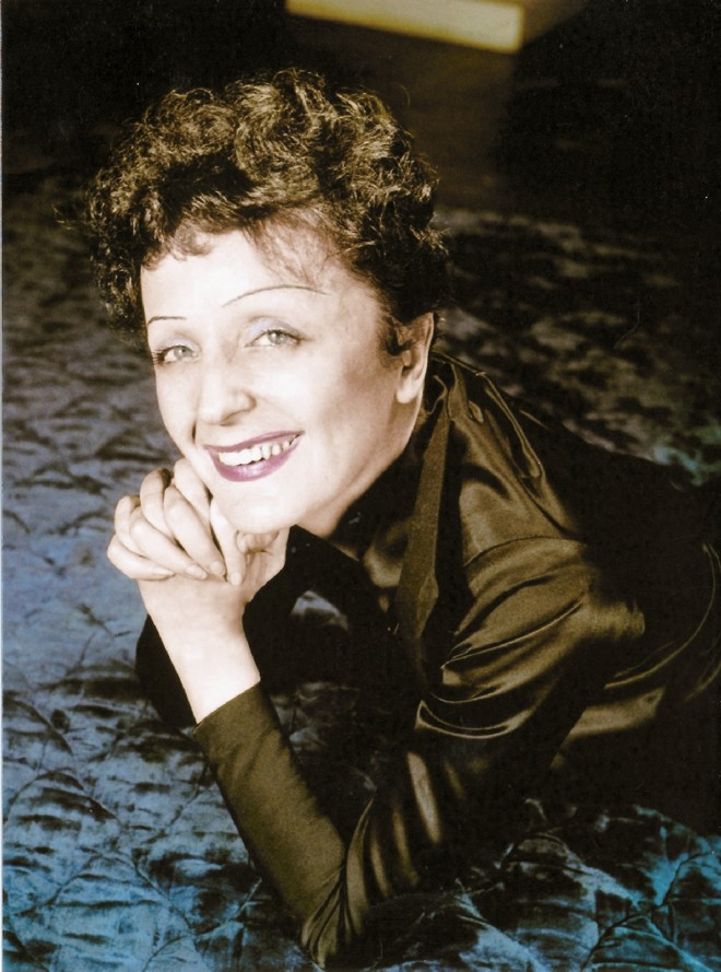 Inspirado nas revistas populares dos anos 1950, livro traz documentos, cartas e fotografias inéditas de Piaf | 