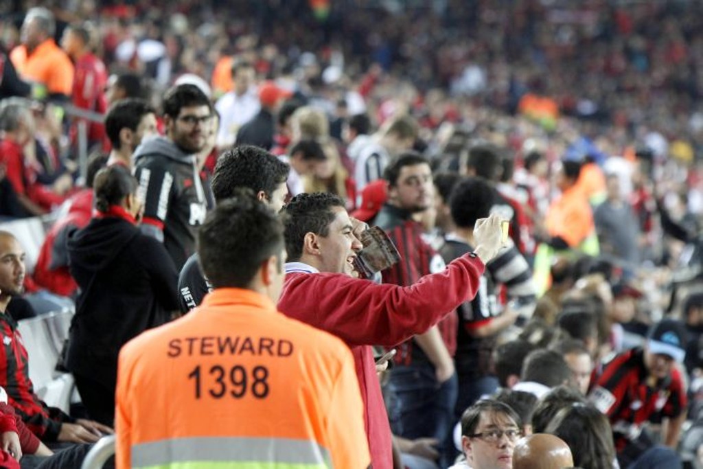 Seguranças particulares serão responsáveis por impedir que a torcida invada o gramado da Arena da Baixada