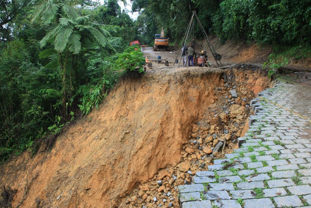 Um trecho de cerca de 40 metros cedeu após o deslizamento | Aniele Nascimento / Agencia de Noticias Gazeta do Povo