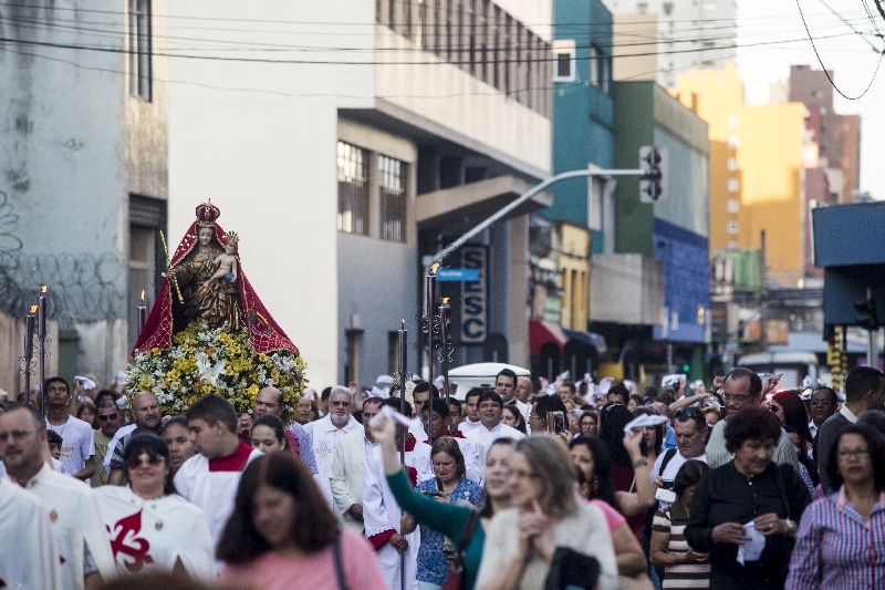 Procissão com a imagem de Nossa Senhora da Luz dos Pinhais passou pelas principais ruas da capital | Brunno Covello/ Gazeta do Povo