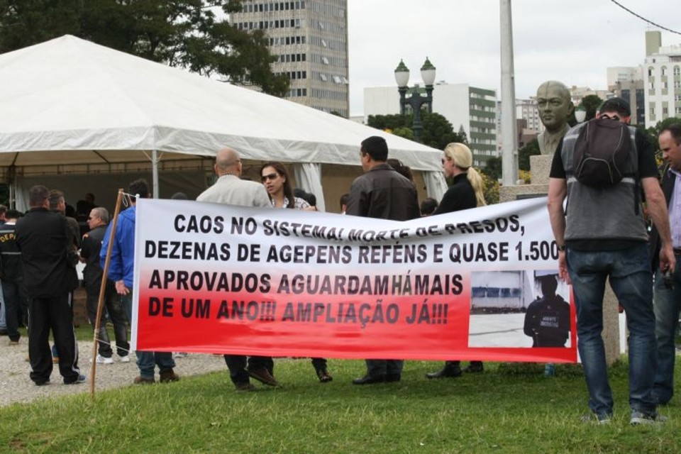 Agentes penitenciários se reúnem no Centro Cívico para assembleia | Aniele Nascimento/ Agência de Notícias Gazeta do Povo