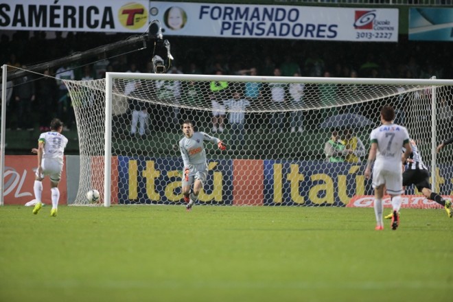 Keirrison frente a frente com Victor, aos 43 do segundo tempo: goleiro do Galo impediu o Coxa de matar o jogo no finalzinho |