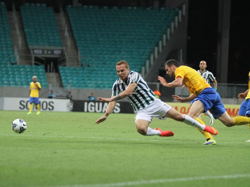 Zé Love é derrubado em lance polêmico. Juiz, que havia assinalado inicialmente pênalti, voltou atrás na marcação | Divulgação/Coritiba