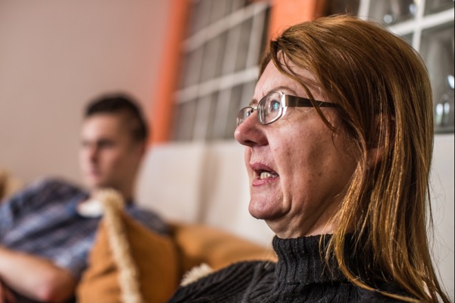 Marlise Schreiner (49) e o filho Maicon. Rifa entre os colegas de faculdade dele e mobilização do comércio da cidade para diminuir o prejuízo financeiro da família com a falta de atendimento no SUS |