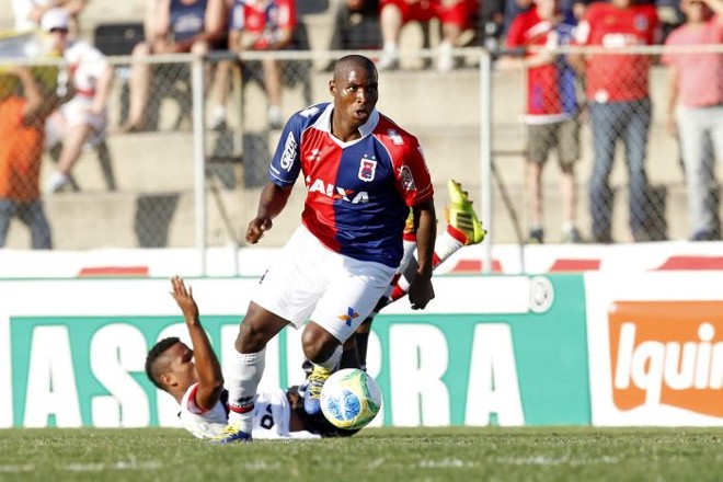 Adailton, autor do primeiro gol do Paraná na vitória sobre o Santa Cruz |