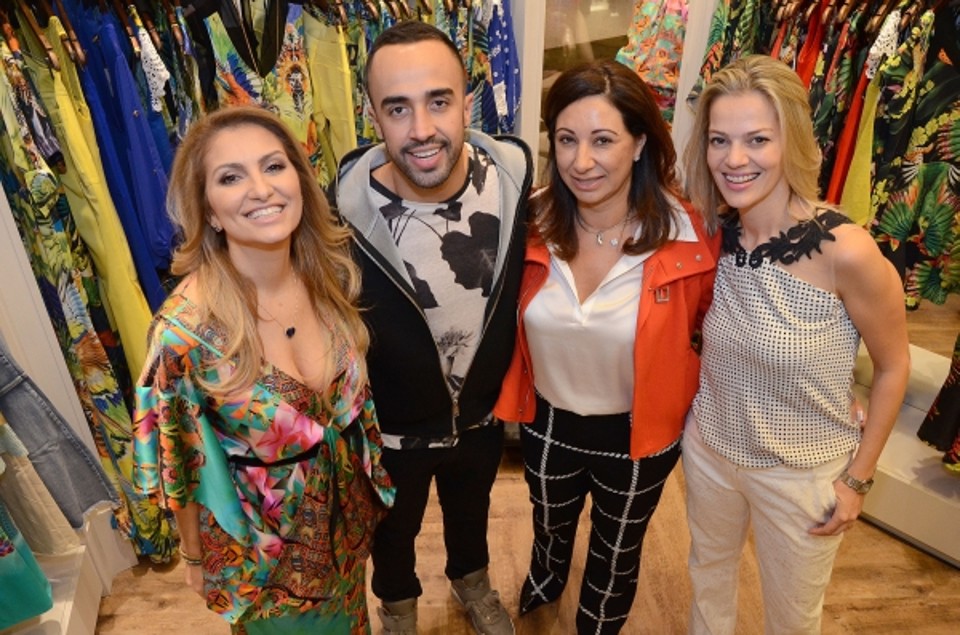 A estilista Monica Negreiros e opersonal stylistYan Acioli (ambos à esq.) com a empresária Graziela Fuzzo (de laranja) e a arquiteta Claudia Pereira (responsável pelo projeto), no coquetel de inauguração da nova loja da marca, no ParkShopping­Barigüi | Kraw Penas