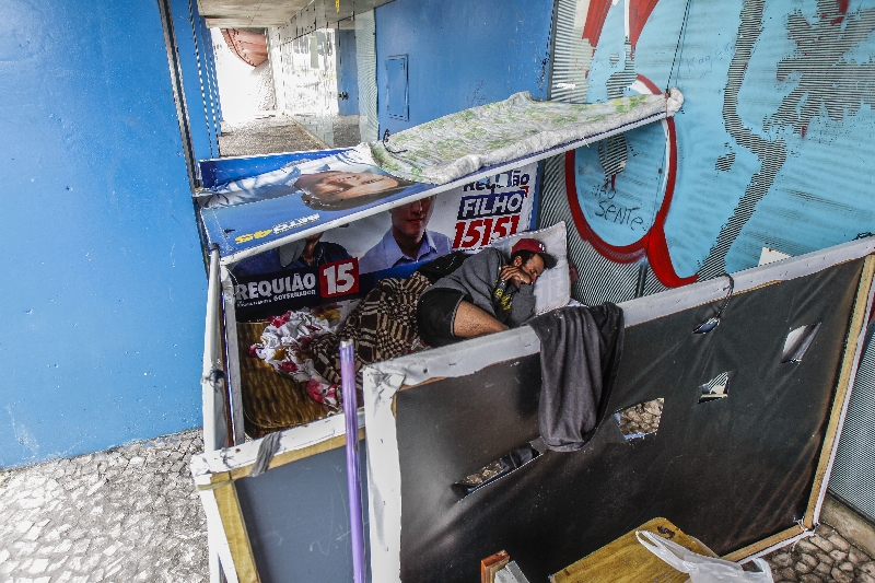 Bahia dorme sob os olhares de Requião e seu filho (candidato a deputado), tendo Beto Richa sobre a cabeça e Gleisi Hoffmann à porta | Daniel Castellano/Gazeta do Povo