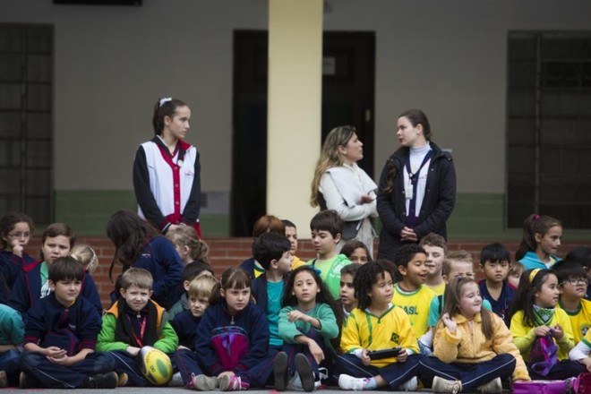 A escola Sagrado Coração de Jesus promove uma solenidade cívica todas as semanas, na qual o Hino Nacional é cantado por todos os alunos |