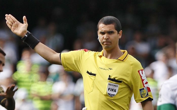Ricardo Marques Ribeiro apita o clássico entre Coritiba e Atlético sábado | Daniel Castellano / Gazeta do Povo