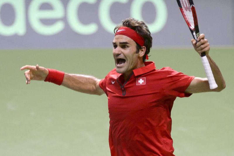 Tenista suíço Roger Federer comemora vitória sobre o italiano na Copa Davis | EFE/EPA/MARTIAL TREZZINI