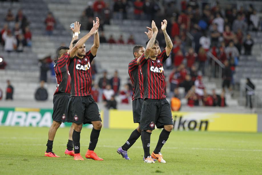 Jogadores do Atlético agradecem o apoio da torcida na Arena: Leandro Ávila aposta que, na mão de Claudinei, o Furacão voltará a vencer no Brasileiro. | Antonio More/ Gazeta do Povo