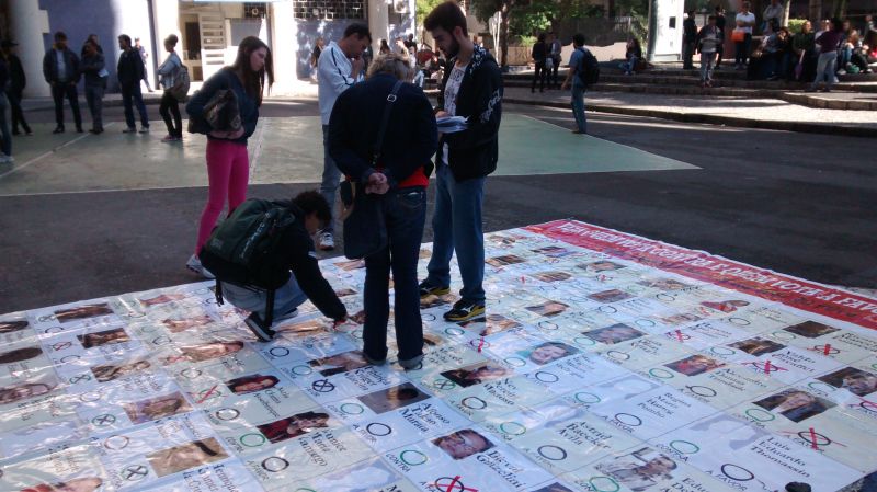 Cerca de 60 pessoas compareceram ao protesto na Reitoria | Carolina Pompeo/Gazeta do Povo