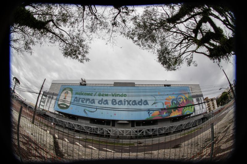 Estruturas metálicas da cobertura do estádio na calçada em frente ao Joaquim Américo: obra ainda em execução | Daniel Castellano/ Gazeta do Povo