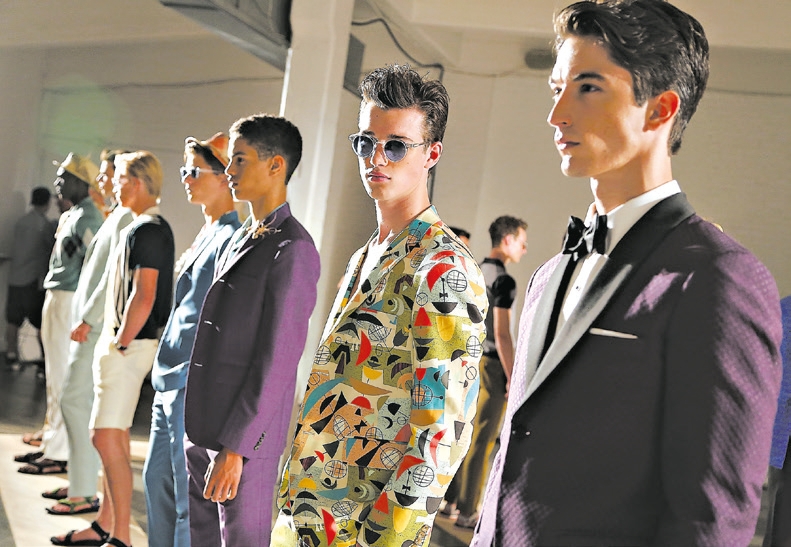 O vestuário masculino no trabalho torna-se cada vez menos formal e mais livre. O desfile de David Hart, no início dos desfiles da coleção de primavera de 2015 nos EUA | Monica Schipper/Getty Images