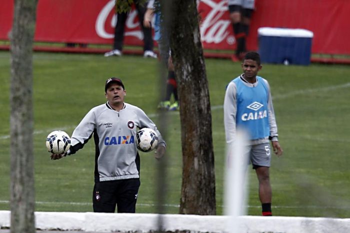 Claudinei Oliveira comemora 45 anos com semana cheia para treinar o Atlético para o clássico com o Coritiba | Albari Rosa / Gazeta do Povo