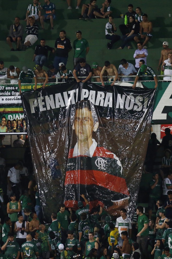 Torcida coxa-branca protestou contra o árbitro Wagner Reway | 