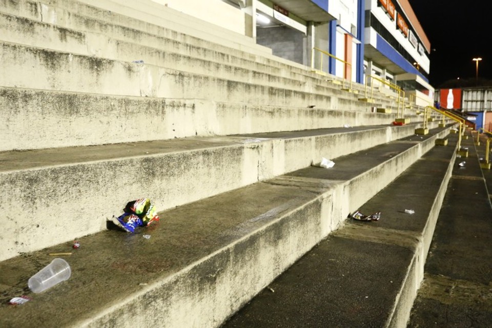 Lixo permaneceu nas arquibancadas da Vila Capanema após o jogo do Paraná contra o Sampaio Corrêa | Hugo Harada / Gazeta do Povo