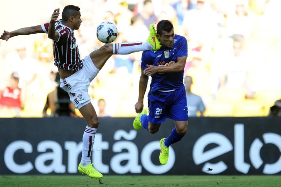 Cícero pôs o pé no rosto de Samudio, resultando em pênalti e gol mineiro | Dhavid Normando/Futura Press/Folhapress