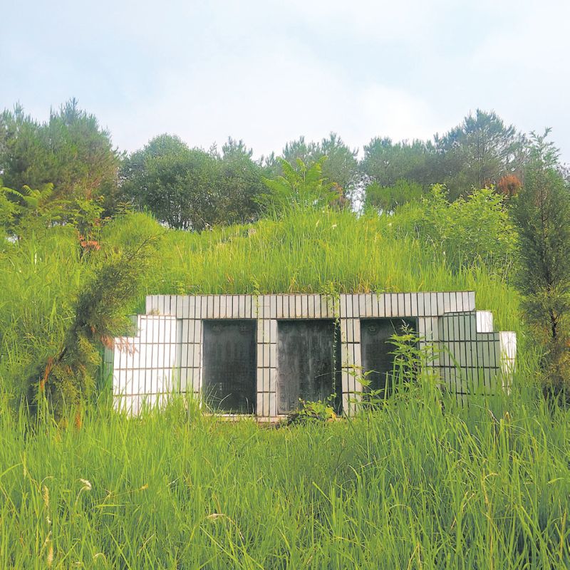 O jazigo no qual Chen Xiaoying é citada com seu marido, Zhang Lianyang | The New York Times