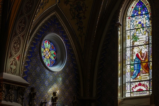 Vitral circular (rosácea) com motivos florais. À direita, vitral retrata Visitação de Nossa Senhora | 