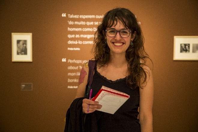 A estudante de Letras da UFSC Camila Marcon veio de Florianópolis com um grupo de 43 pessoas especialmente para a mostra |